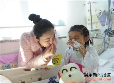 阜外心血管医院的病房里，崔澜馨给小患者带来她喜欢的故事书，与她一起做调皮的表情和动作。 