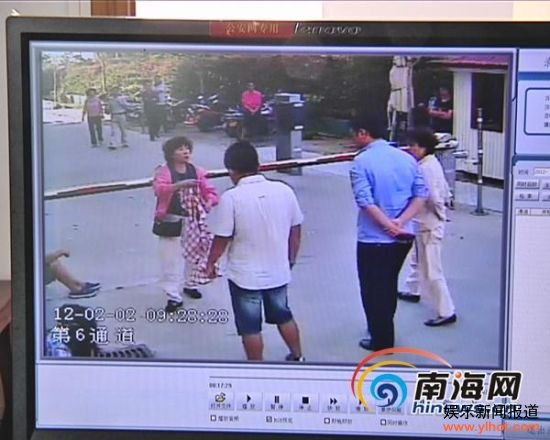 　小区监控录像显示，2月2日9时28分，羊栏派出所民警出现在案发现场(南海网记者邓松摄)